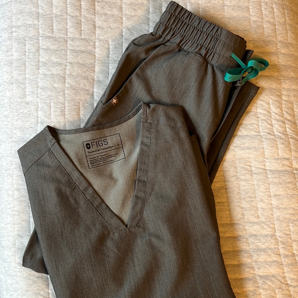 FIGS Technical Collection Scrub Set